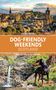 Text in großen Buchstaben: "DOG-FRIENDLY WEEKENDS SCOTLAND". Oben Edinburgh-Ansicht, unten ein Hund vor einem Wasserfall.