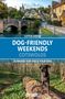 „Lottie Gross: Dog-Friendly Weekends Cotswolds. 25 Breaks for You & Your Dog.“ Malerische Landschaft mit Dorf und Hund.