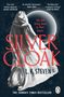 „Silver Cloak“ von L. K. Steven. „She will bring them to their knees“. Ein silberner Umhang vor einem Vollmond.