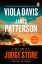"Viola Davis und James Patterson. Judge Stone: Ein brennendes Gebäude in der Landschaft, Windrad im Hintergrund.", Buch