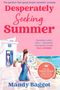 "Desperately Seeking Summer" von Mandy Baggot. Illustration einer Frau vor einer mediterranen Küstenkulisse., Buch