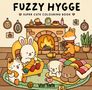 "FUZZY HYGGE - SUPER CUTE COLOURING BOOK" steht über einer gemütlichen Illustration mit Tieren am Kamin., Buch