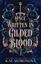 „Once Written in Gilded Blood“ von K.M. Moronova. Ein Schwert zentriert, umgeben von blauen Rosen und verschnörkelten Mustern., Buch