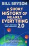 Der Text „A Short History of Nearly Everything“ dominiert. Illustration eines blauen Himmels mit Erde und Planeten., Buch