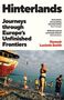 "Hinterlands: Journeys through Europe's Unfinished Frontiers" von Hannah Lucinda Smith. Menschen am Strand, Schiffswrack im Hintergrund.