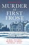 Text: "MURDER AT FIRST FROST" und darunter Autorenlisten. Szene: Winterlandschaft mit schneebedecktem Herrenhaus., Buch