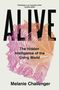 „ALIVE: The Hidden Intelligence of the Living World“ von Melanie Challenger. Bunte, organisch geformte Illustration im Hintergrund., Buch