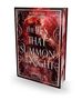 Buchtitel: "The Lies That Summon the Night" von Tessonja Odette. Dunkler, dekorativer Hintergrund mit filigranen Mustern., Buch