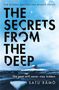 „THE SECRETS FROM THE DEEP. The past will never stay hidden. SATU RÄMÖ.“ Eine Hütte in winterlicher Landschaft., Buch