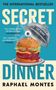 „SECRET DINNER“ von Raphael Montes. Ein Hamburger mit einem Auge unter einer silbernen Haube., Buch