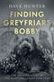 Texte: "DAVE HUNTER", "FINDING GREYFRIARS BOBBY", "THE AMAZING STORY OF THE SCOTTISH CANINE FILM STAR". Darstellung: Hund, Gebäude., Buch