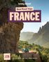 Best Road Trips FRANCE. Ein grünes Auto fährt auf einer kurvenreichen Bergstraße mit üppiger Vegetation., Buch