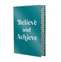 "Believe and Achieve" steht auf einem türkisfarbenen Ordner mit geometrischem Muster an der Seite.