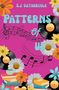 Text: "S.J. Gathercole", "PATTERNS of US". Illustration mit Blumen, Schallplatten, Noten, Büchern und einer Tasse auf pinkem Hintergrund., Buch