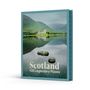 Text: "Scotland, 100 Legendary Places". 
Ein Buchcover zeigt eine Landschaft mit einem See, einer Burg und Bergen im Hintergrund., Buch