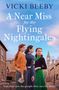 Text: "VICKI BEEBY A Near Miss for the Flying Nightingales. Can they save the people they care for most?" Drei Frauen in historischer Kleidung stehen auf einer gepflasterten Straße, im Hintergrund ist Big Ben zu sehen., Buch