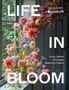 Texte: „LIFE IN BLOOM“, „Grow, Gather & Arrange Seasonal Flowers“. Ein Fenster mit bunt arrangierten Blumen., Buch