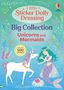 "Little Sticker Dolly Dressing, Big Collection, Unicorns and Mermaids, with over 500 stickers" steht in bunten Buchstaben. Eine Meerjungfrau mit türkisfarbenem Haar kämmt ein Einhorn in einer verspielten Unterwasserszene., Buch