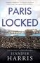 "Paris Locked" von Jennifer Harris. Liebesschlösser an einer Brücke über einen Fluss, Boot und Stadt im Hintergrund.