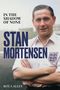Text: "In the Shadow of None. Stan Mortensen. Roy Calley." Ein Mann steht mit verschränkten Armen in einem Fußballtrikot., Buch