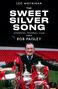 "Leo Moynihan. The Sweet Silver Song. Liverpool Football Club under Bob Paisley." Ein Mann lächelt mit Pokalen im Stadion., Buch
