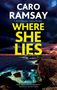 „WHERE SHE LIES“ von Caro Ramsay, ein DCI Christine Caplan Thriller. Dunkle, stürmische Küste mit dramatischem Himmel., Buch
