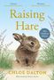 „Raising Hare“ von Chloe Dalton, illustriert von Denise Nestor, zeigt einen jungen Hasen auf einer Wiese., Buch