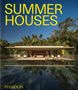 SUMMER HOUSES, PHAIDON. Modernes Haus mit offenen Räumen, umgeben von tropischen Bäumen, spiegelt sich im Pool.