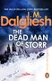 Text: "THE MULTI-MILLION COPY BESTSELLER J.M. Dalgliesh THE DEAD MAN OF STORR A Misty Isles Mystery." Eine verschneite Landschaft mit dunklen Wolken und blutigen Spuren im Schnee., Buch