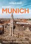 Text: "lonely planet POCKET MUNICH. Discover twice the city in half the time."  
Im Hintergrund Neugotisches Rathaus und Stadtansicht., Buch
