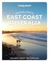 "Experience East Coast Australia" und "Get away from the everyday". Zwei Surfer am Strand bei Sonnenuntergang., Buch