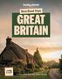 Lonely Planet. Best Road Trips. GREAT BRITAIN. 71 Easy Escapes on the Open Road. Ländliche Straße mit Häusern., Buch