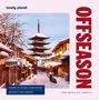 „OFFSEASON“ steht groß vertikal. Winterliche Straße mit traditionellen japanischen Häusern und Schnee., Buch