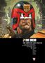 "JUDGE DREDD: THE COMPLETE CASE FILES 50. 2000 AD PROGS 1700-1729. Illustration eines schrulligen Richters mit Helm."