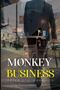 "MONKEY BUSINESS" in großen Buchstaben, darunter "PETER C. L. HARRISON". Eine dramatische Szene mit Detektiv-Atmosphäre., Buch