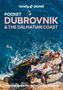 Der Text oben: "Lonely Planet Pocket Dubrovnik & the Dalmatian Coast". Menschen am Meer, einige schwimmen, andere sitzen auf Felsen., Buch