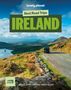„Best Road Trips IRELAND“ und „57 Easy Escapes on the Open Road“. Landschaft mit Straße, Hügeln und einem Auto., Buch