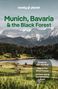 „Munich, Bavaria & the Black Forest“ und „Guide to Oktoberfest“ sind vermerkt. Eine idyllische Landschaft mit Bergen., Buch