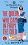 "THE QUEEN WHO CAME IN FROM THE COLD" in roter Schrift. Illustration: Frau in Blau mit Tiara, Corgis, Handtasche und Kamera., Buch