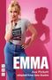 „EMMA“, „Ava Pickett“, „adapted from Jane Austen“. Frau in Jeans mit T-Shirt „Handsome Clever Rich“, rosa Hintergrund., Buch
