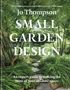 "Jo Thompson SMALL GARDEN DESIGN. An expert guide to making the most of your outdoor space." Ein grüner, üppiger Gartenweg., Buch