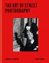 „The Art of Street Photography“ steht in großen schwarzen Buchstaben auf rotem Hintergrund. Unten zwei Namen: Joshua K. Jackson, Sean Tucker. Ein Schwarzweißfoto zeigt eine Hand mit einer Eistüte.