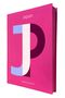 Covertext: "Japan", "VOYAGE COLLECTION". Ein rosa Hardcover-Buch mit einem großen "J" auf dem Cover., Buch