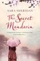 Text: "Sara Sheridan, The Secret Mandarin. A disgraced woman. A faraway land. A forbidden love..." Frau mit rosa Schirm, Blüten, asiatische Landschaft im Hintergrund.
