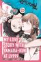 Text: "MY LOVE STORY WITH YAMADA-KUN AT LV999". Illustration: Zwei Personen eng aneinander, eine trägt Kopfhörer., Buch