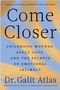Text: "Come Closer: Childhood wounds, adult love, and the secrets of emotional intimacy. Dr. Galit Atlas."  
Hintergrund: Blaue Farbe mit orangefarbenen Pinselstrichen.