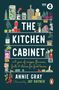 „The Kitchen Cabinet: A year of recipes, flavours, facts & stories for food lovers“ von Annie Gray, Vorwort von Jay Rayner. Regalillustration mit Lebensmitteln und Küchenutensilien., Buch