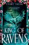 Titel: "KING OF RAVENS"; Autor: "CLARE SAGER". Illustration eines Rabens vor einem verzierten Portal mit bunten Blumenranken.