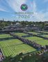 "WIMBLEDON 2026" steht über grünen Tennisplätzen mit Zuschauern, eingebettet in eine grüne Landschaft. Logo oben., Buch