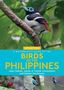 Text: "3rd Edition A Naturalist's Guide to the Birds of the Philippines" von Maia Tañedo, Adrian & Trinket Constantino und Robert Hutchinson.  
Ein Vogel auf einem Ast, umgeben von Wald. Darunter sind drei Fotos von verschiedenen bunten Vögeln., Buch